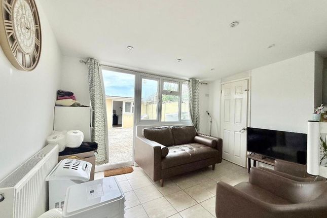 11 Englands Avenue, Dunstable photo 3