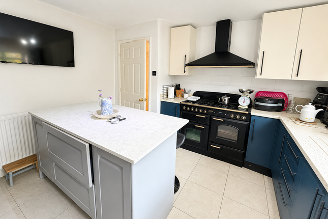 8, Lambourne Way, Brierley Hill photo 3