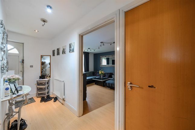 Flat 1, 40, Olive Court, Edgwarebury Gardens, Edgware photo 4