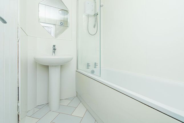 3, Robert Smith Court, Cowdenbeath photo 4