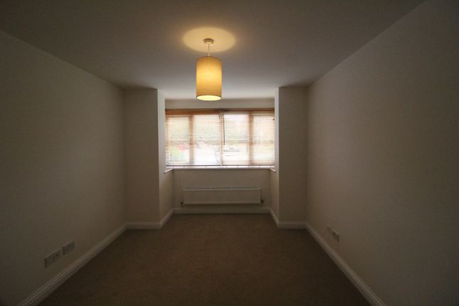 Flat to rent in Farringdon Court, Reading