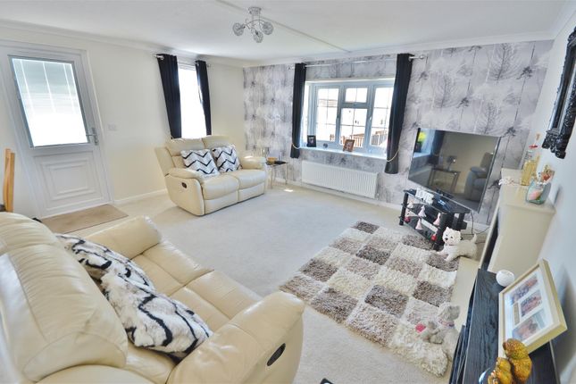 19, Greenlawns, St. Osyth Road East, Little Clacton photo 3