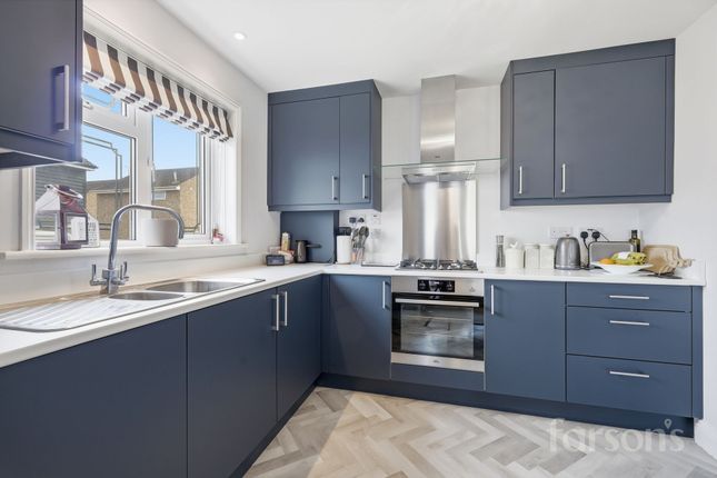 34 Rowhedge, Brentwood photo 4