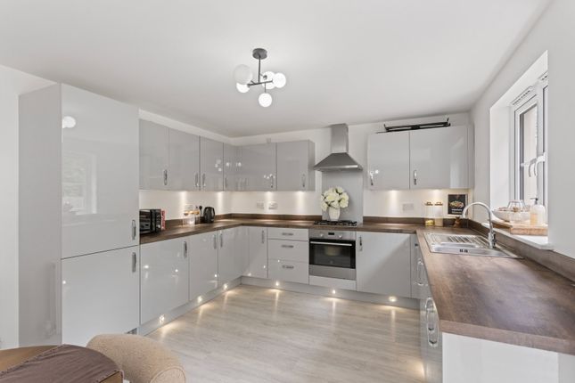 24, Howatston Court, Livingston photo 4