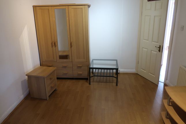 Flat to rent in Wadham Gardens, Greenford