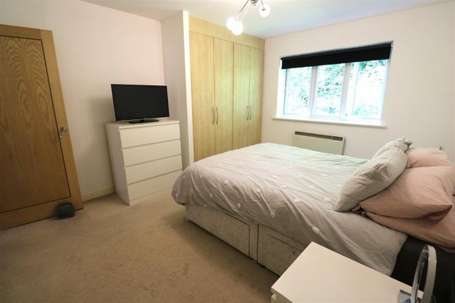39, St. Catherines Wood, Camberley photo 4