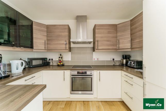 15, Lakeside Estate, Wakefield photo 5