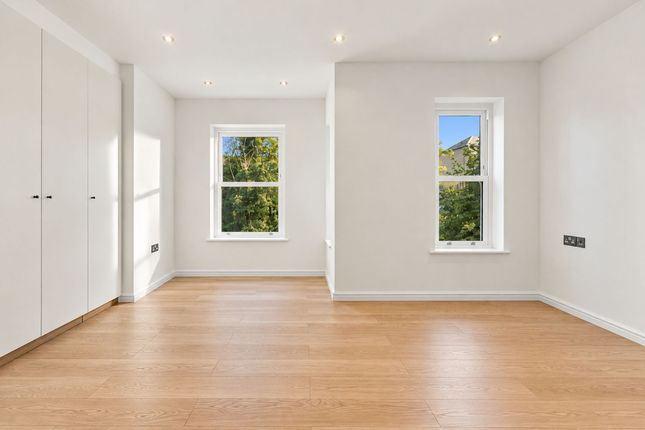 Flat K, 53a Warminster Road, London, London photo 3