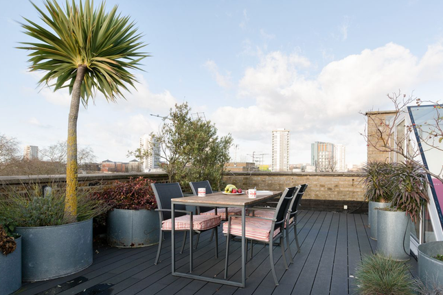 Triplex to rent in Durham Terrace, London