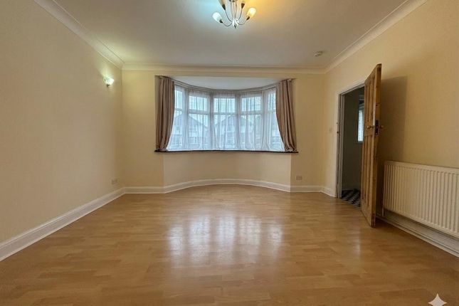 16, Selvage Lane, Mill Hill photo 4