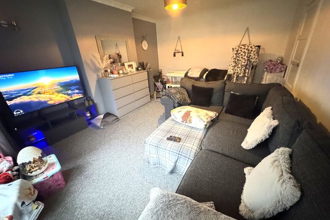 5, Carr Manor Crescent, Leeds photo 4