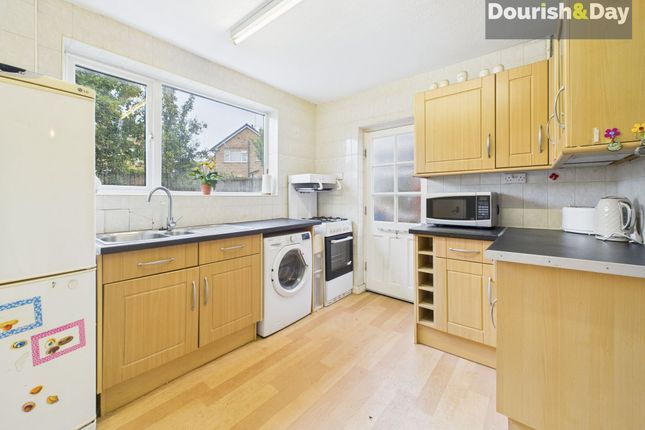 1 Poplar Close, Stafford photo 3