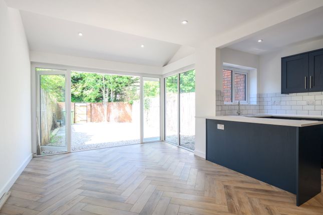 2, Alexandra Close, Walton-on-thames photo 4