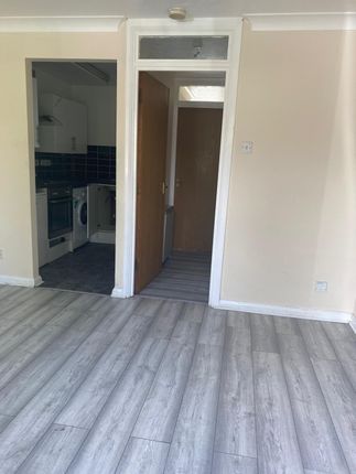 Flat to rent in The Ridings, Luton
