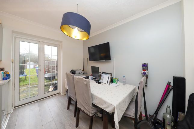 219, Grosvenor Crescent, Hillingdon photo 4