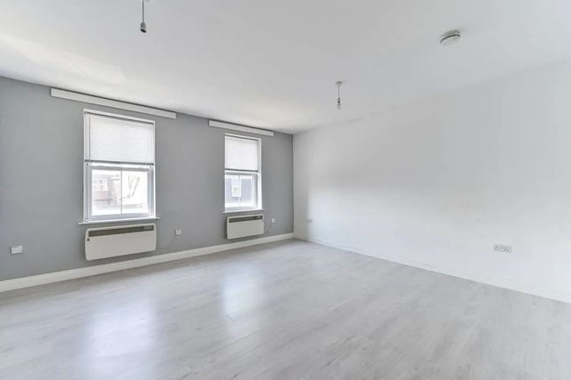 Flat 3, 7 Lower Road, Sutton photo 2
