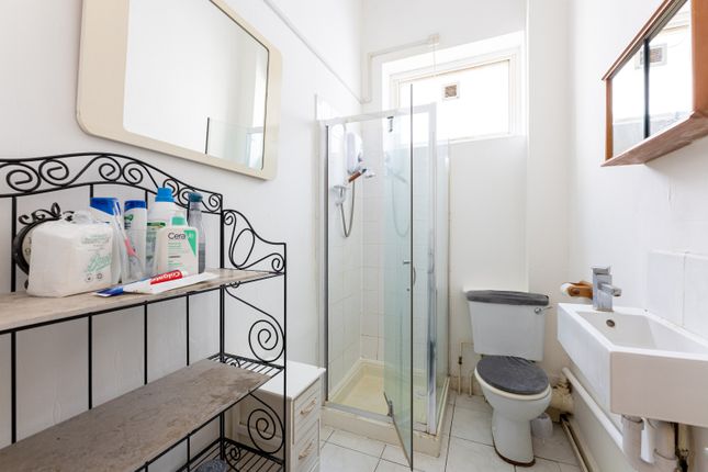 Flat 8, 7 De Vere Gardens, London photo 2