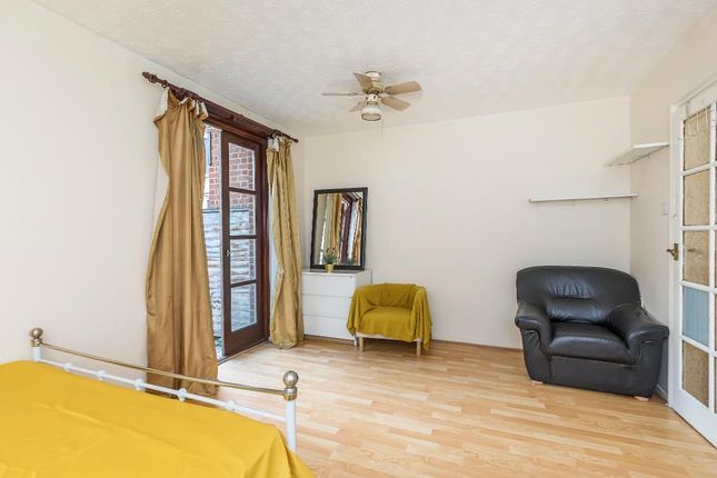 Room 1, 33 Hyperion House, Arbery Road, London photo 2
