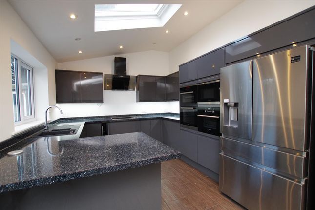 21, Blake Crescent, Swindon photo 4