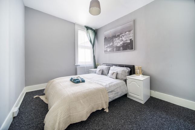Flat to rent in Harlesden Road, London