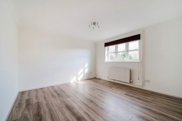 Flat to rent in Slade End, Epping