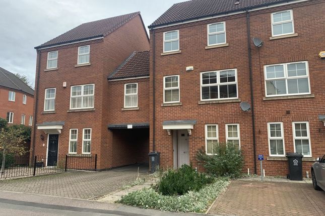 Town house to rent in Larchmont Road, Leicester