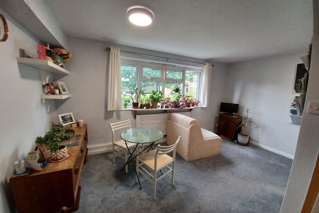 18, Coates Dell, Watford photo 3