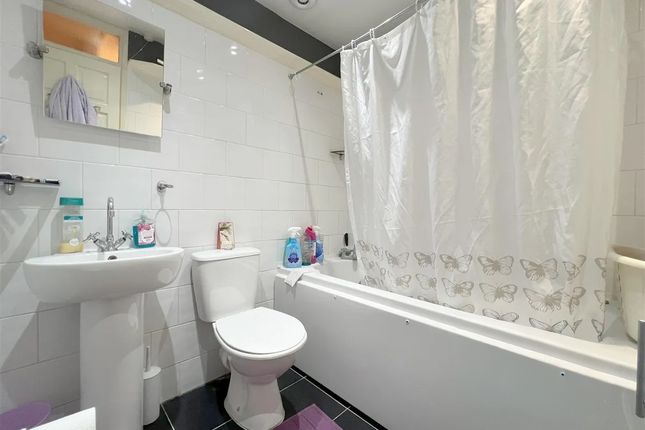 8 James Croft, Graeme Road, Greater London photo 5