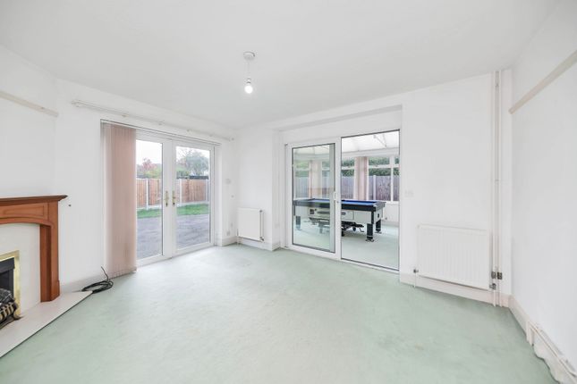 62 Green Drift, Royston photo 2