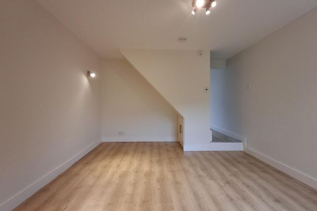 5, Primrose Gardens, Bushey photo 4