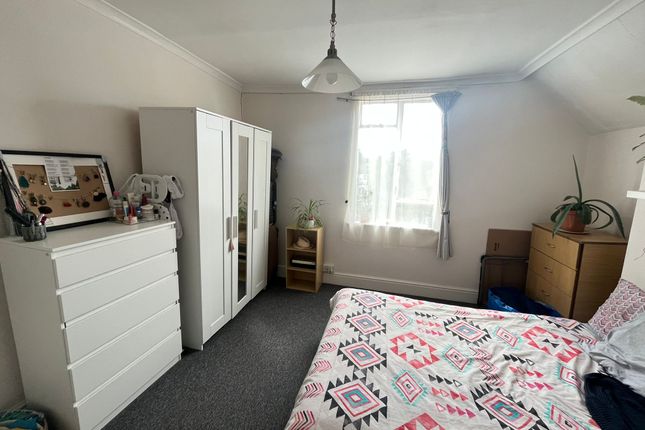 Thumbnail Triplex to rent in Robinson Road, Tooting, London