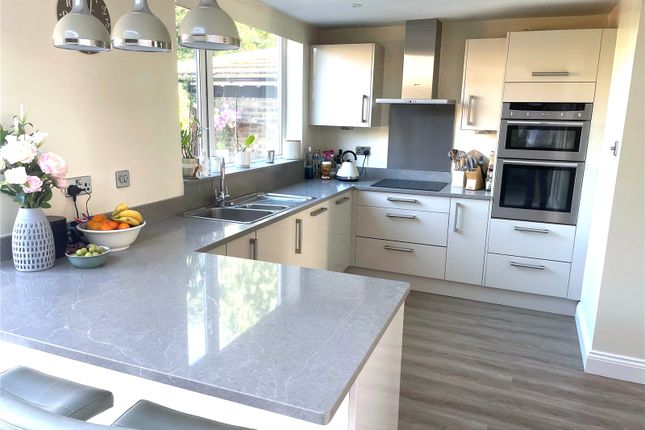 7, Hillside, Crawley photo 4
