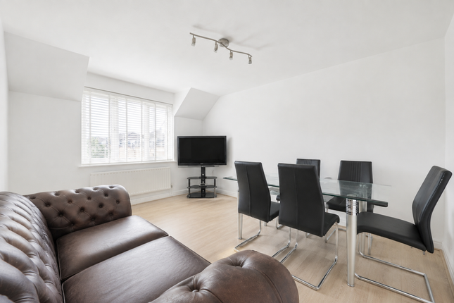 25, Lulworth Crescent, Mitcham photo 2