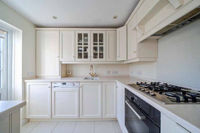 10, Aspen Square, Weybridge photo 3