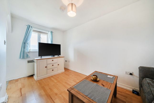 9 Heath Court, Stanley Close, London photo 2