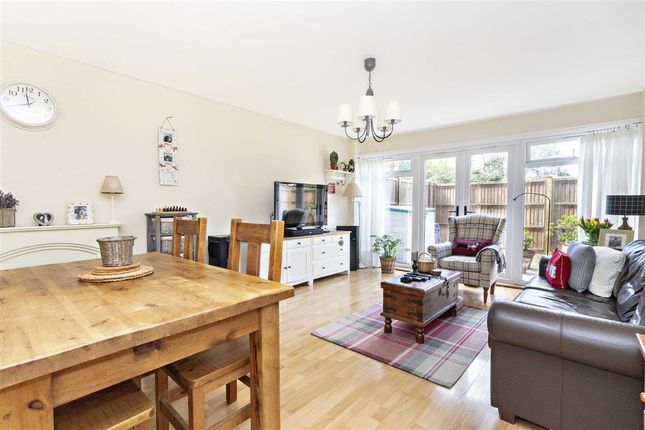 Hampton Road East Hanworth Feltham Tw13 2 Bedroom Flat For Sale
