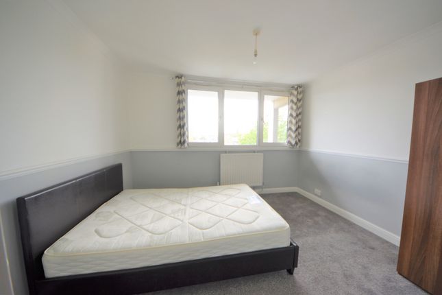Flat to rent in Harpley Square, Bethnal Green