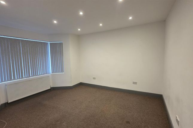3-bed house on Flat 2, 17, Dane Road, Southall, £2,150/mo