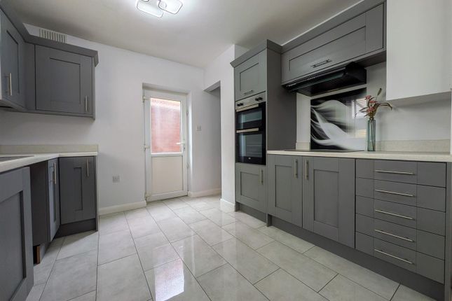13, Chesterfield Way, Barwell photo 2