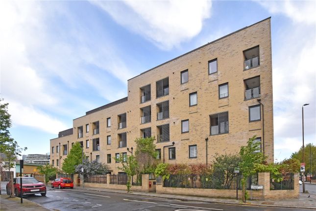 Flat for sale in Commerell Street, Greenwich, London