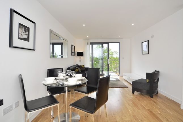Flat to rent in Avershaw House, Putney Square, Putney