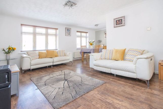26, Chestnut Drive, Southampton photo 4