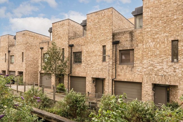 3-bed house on 4, Orchid Mews, London, £2,950/mo