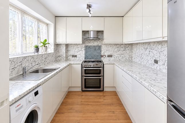 95, Frenchs Wells, WOKING photo 4
