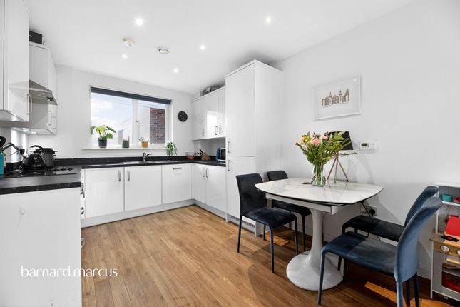 Flat 32, Myers Court, Reynard Way, Brentford photo 4