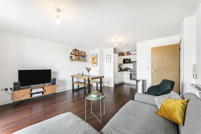 Thumbnail Flat to rent in Ruffin House, Roseberry Place, London