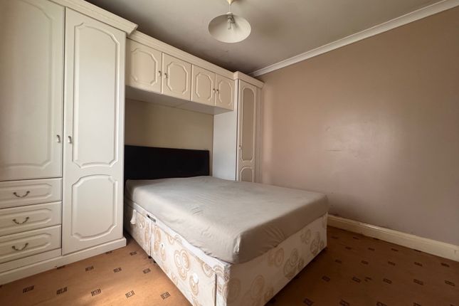 25, Cheviot Close, Hayes, Middlesex photo 4