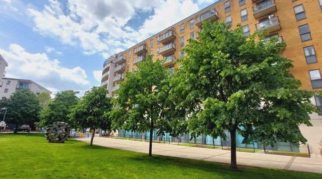 Thumbnail Flat for sale in Durnsford Road, London