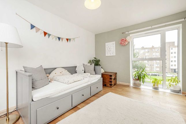 Flat to rent in Mullins Place, London