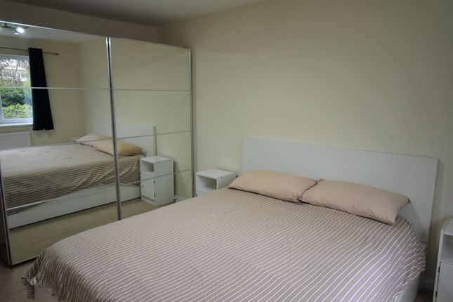 Flat to rent in Crown Walk, Wembley, Greater London